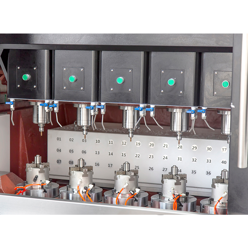 小(xiao)型五軸(zhóu)加工中(zhōng)心FA200-5